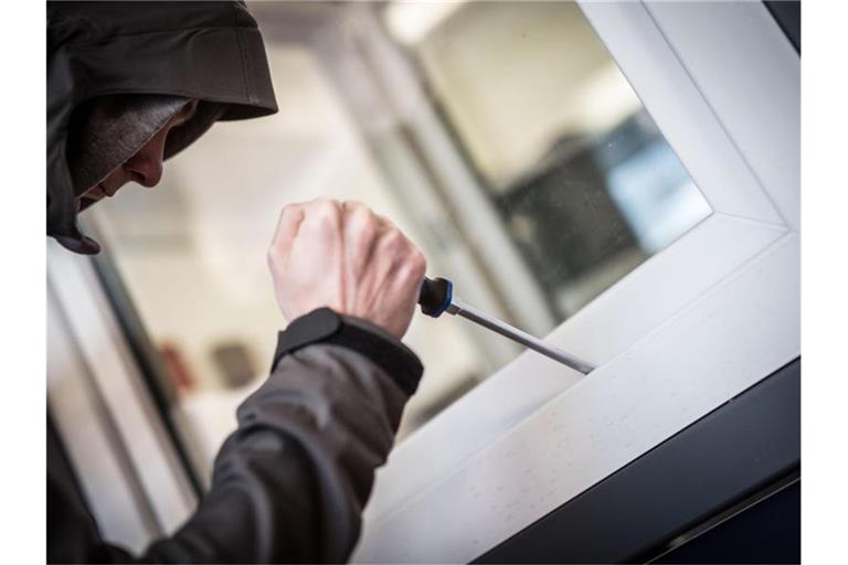 Während der Corona-Krise ist die Zahl der Wohnungseinbrüche in Deutschland im fünften Jahr in Folge zurückgegangen. Foto: Frank Rumpenhorst/dpa