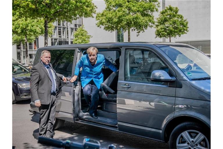 Während der Corona-Krise lässt sich die Kanzlerin häufig in dem Minibus chauffieren, um die Abstandsregeln einzuhalten. Foto: Michael Kappeler/dpa