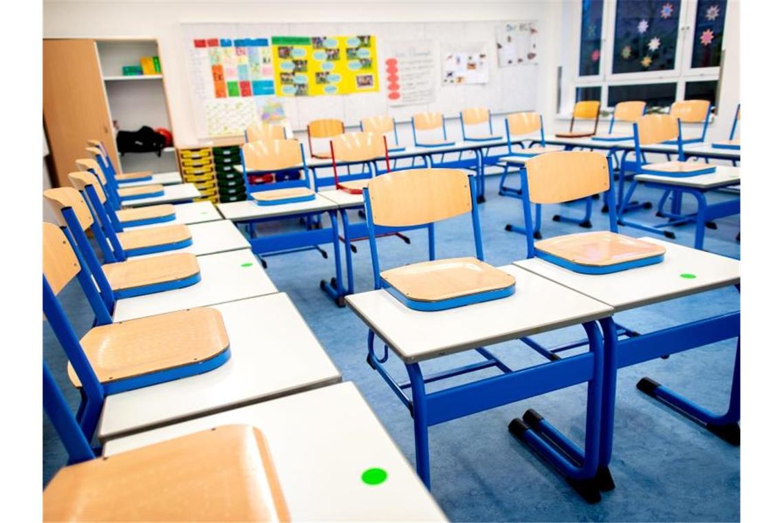 Debatte über Hilfen für lernschwache Schüler Während der Corona-Pandemie bleiben die Schulen dicht - für lernschwache Schüler ein großes Problem. Foto: Hauke-Christian Dittrich/dpa