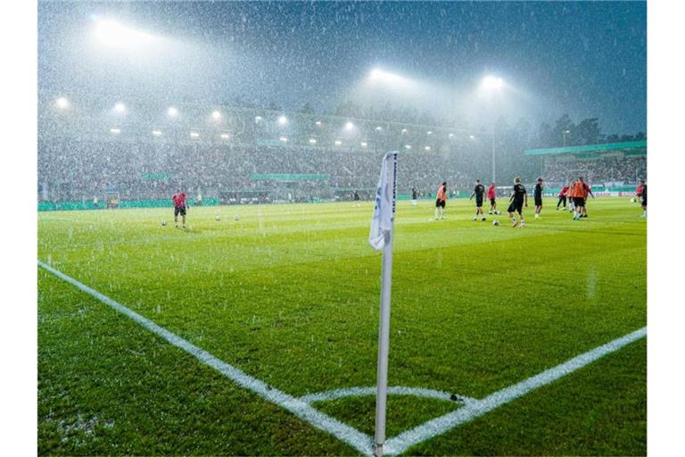Während der DFB-Pokal-PArtie zwischen dem SV Sandhausen und Borussia Mönchengladbach zieht ein heftiges Gewitter über das Sandhausener Sandhausener Hardtwaldstadion hinweg. Foto: Uwe Anspach