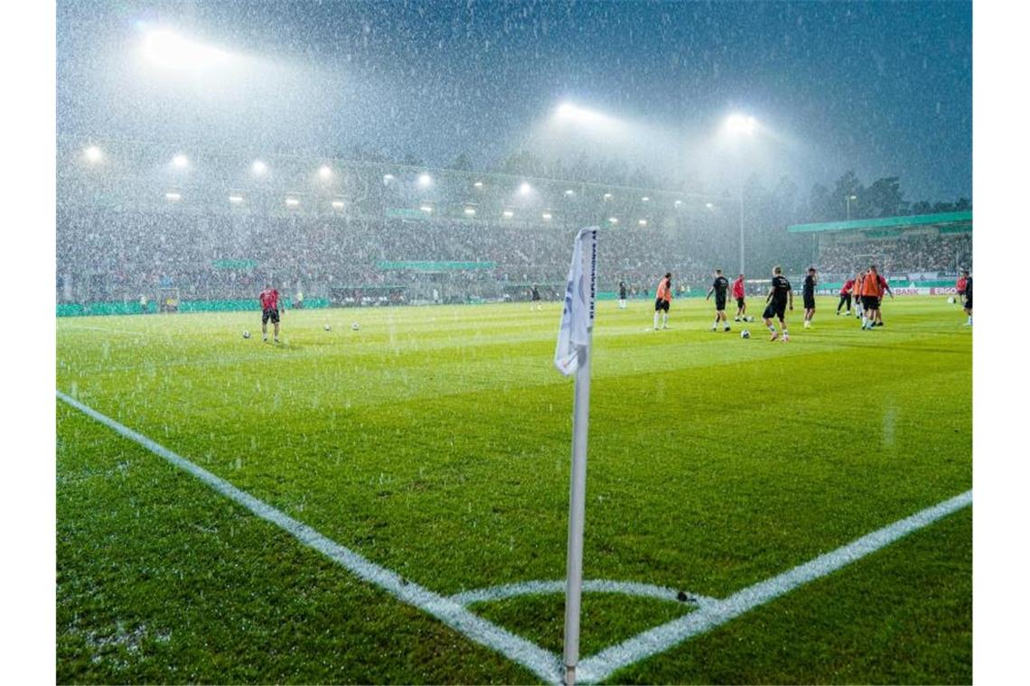 Während der DFB-Pokal-PArtie zwischen dem SV Sandhausen und Borussia Mönchengladbach zieht ein heftiges Gewitter über das Sandhausener Sandhausener Hardtwaldstadion hinweg. Foto: Uwe Anspach