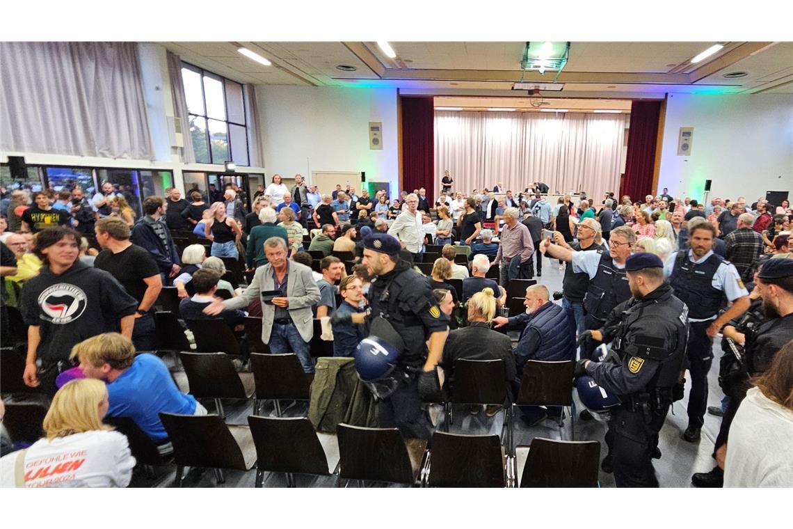 Polizei zieht positive Bilanz nach Palmer-Frohnmaier-Gespräch Während der Diskussion kommt es zu lautstarken Zwischenrufen, die Polizei schreitet ein.
