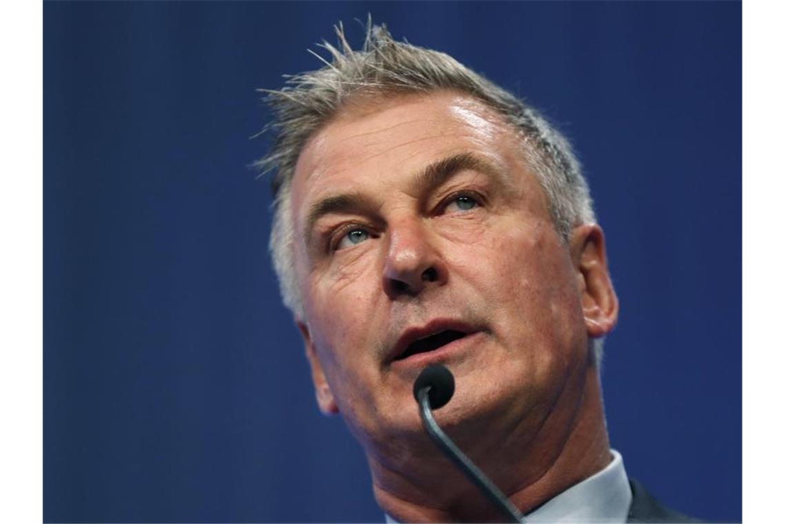 Nach Todesschuss bei Baldwin-Dreh: Angehörige wollen klagen Während der Dreharbeiten zu dem Low-Budget-Western „Rust“ mit Alec Baldwin kam es zu einem tödlichen Unfall. Foto: Charlie Neibergall/AP/dpa