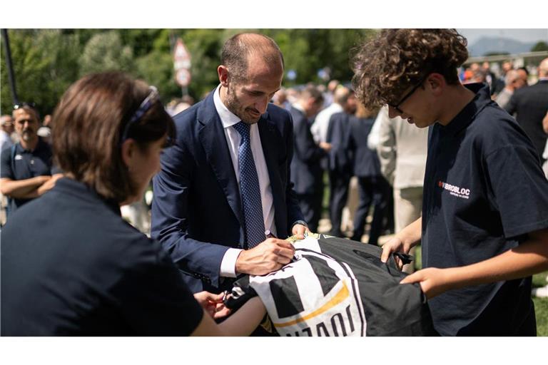 Während der Einweihungszeremonie des Gedenkdenkmals „Verso Altrove“ gibt der ehemalige italienische Fußballspieler Giorgio Chiellini (Mitte) Autogramme. Anlässlich des 40. Jahrestags der Heysel-Katastrophe fand eine Zeremonie statt.