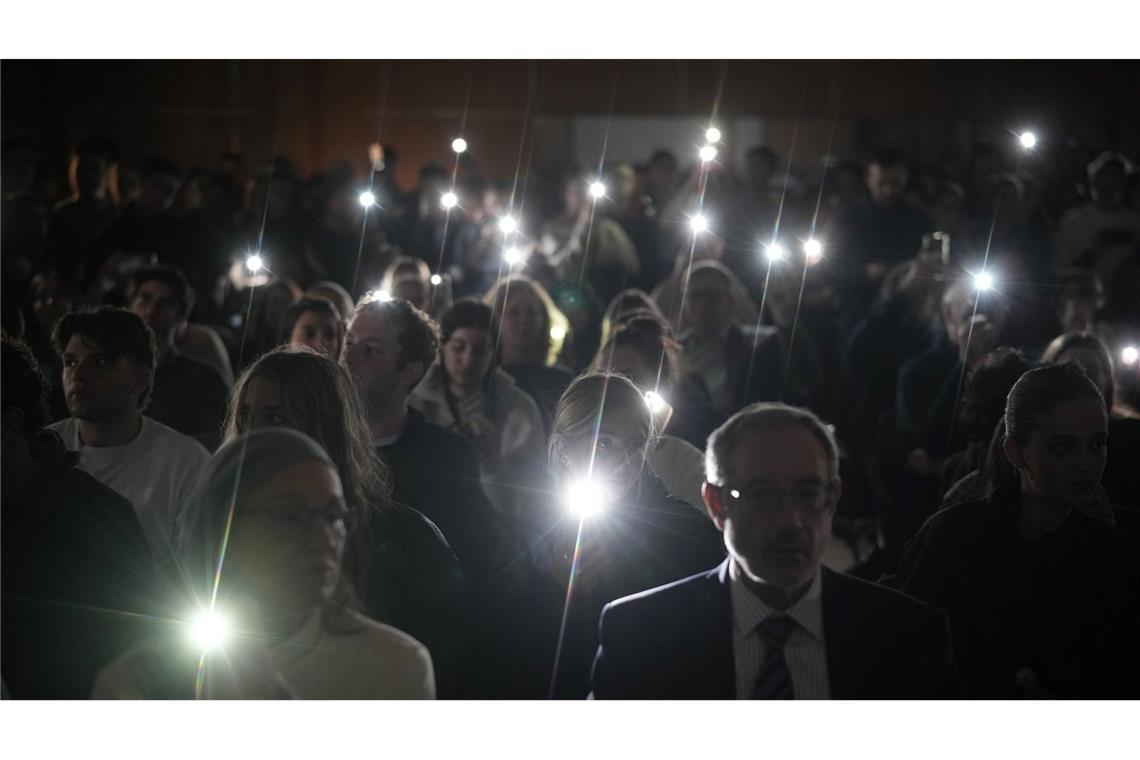 Während der Feierlichkeiten zum jüdischen Chanukka-Fest in Jerusalem leuchten Menschen mit ihren Smartphones zum Gedenken an die Toten am Bondi Beach in Sydney, Australien.