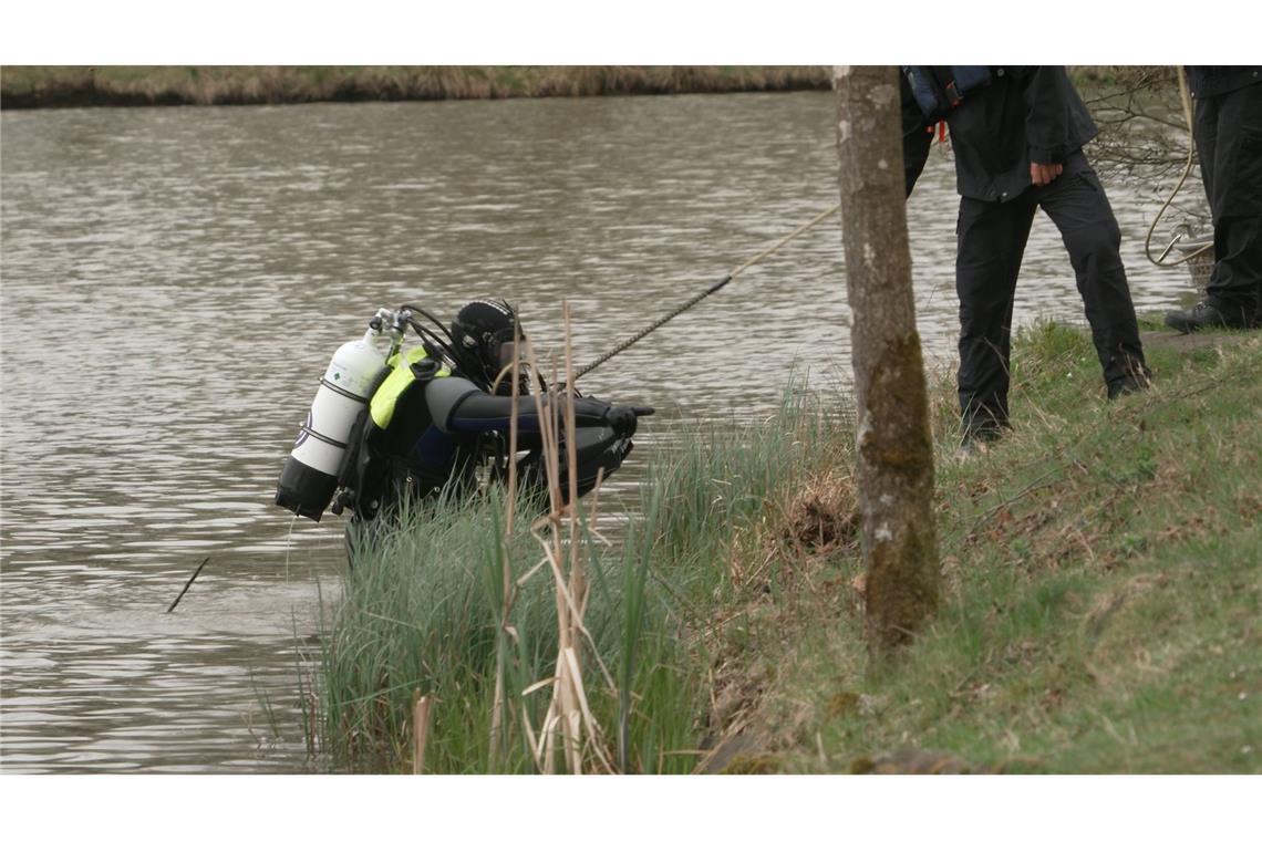 Dreifachmord im Westerwald: Was wir wissen – und was nicht Während der großangelegten Suche kamen auch Taucher zum Einsatz. (Archivbild)