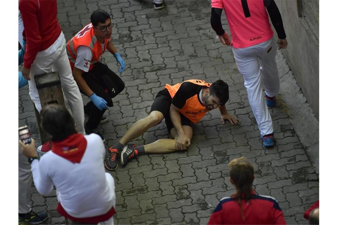 Mehrere verletzte Läufer bei vierter Stierhatz in Pamplona Während der Hatz wurden vier Läufer verletzt. Foto: Alvaro Barrientos/AP