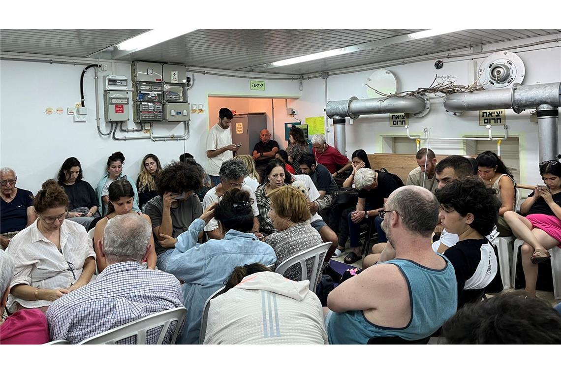 Israel attackiert Raketenanlagen im Iran Während der Iran Raketen auf Israel abfeuert, suchen die Menschen in Tel Aviv Schutz in einem Bunker.