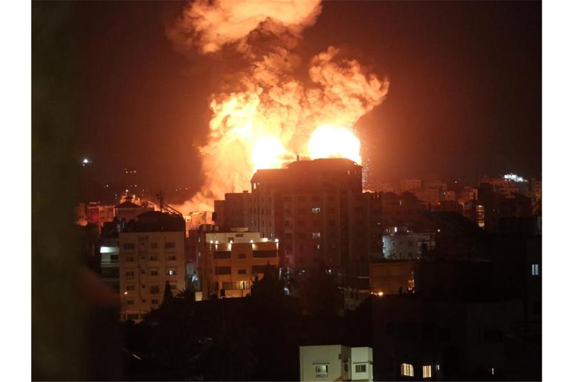 Rund 1750 Raketenabschüsse auf Israel - Viele Tote in Gaza Während der israelischen Luftangriffe explodiert eine Rakete in Gaza. Foto: Yasser Qudih/XinHua/dpa