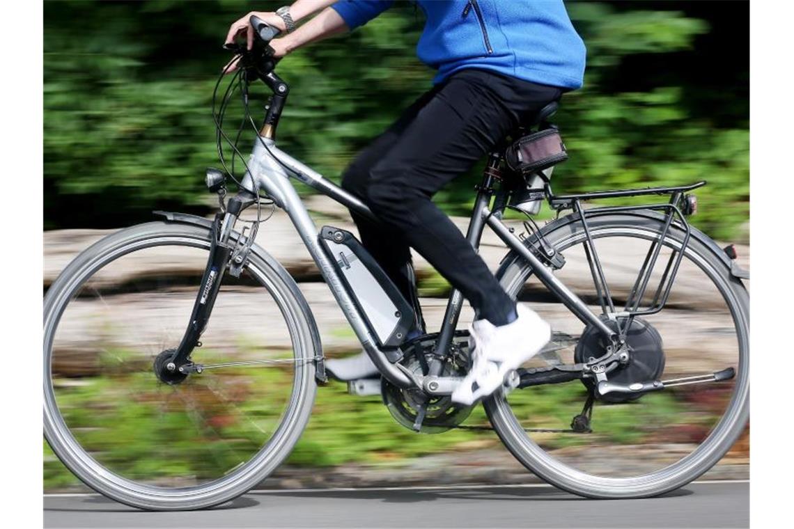 Während der Markt für klassische Fahrräder schwächelt, greifen Verbraucher bei Elektro-Rädern weiter kräftig zu. Foto: Roland Weihrauch/dpa