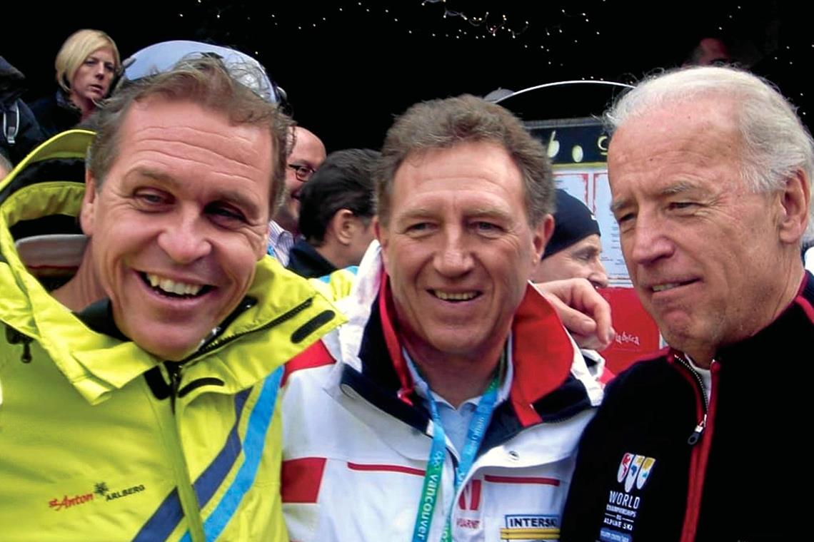 „Ich habe Hoffnung, dass es wieder anders wird“ Während der Olympischen Winterspiele 2010 haben Norbert Barthle (Mitte) und Martin Ebster (links), Tourismusdirektor von St. Anton, den damaligen US-Vizepräsidenten Joe Biden zufällig in Whistler getroffen. Foto: privat
