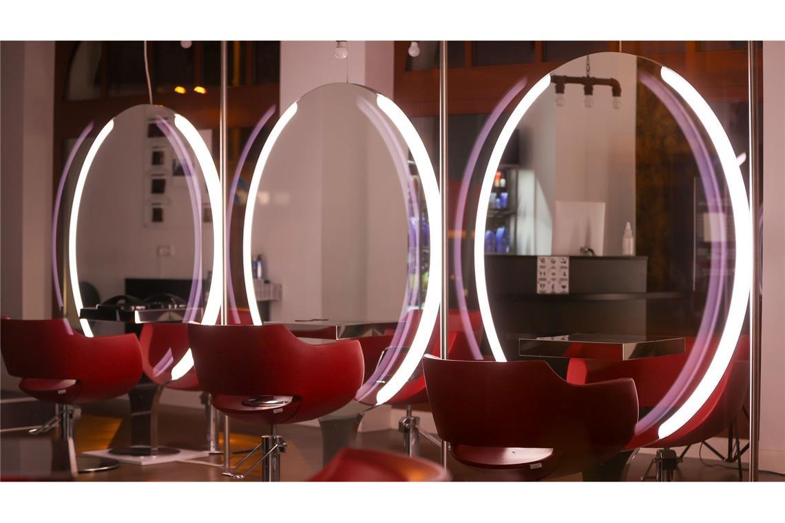 Preise für Friseur-Besuch deutlich gestiegen Während der Pandemie waren Friseursalons zeitweilig geschlossen, teilweise durften sie nur unter strengen Auflagen öffnen. (Archivbild)