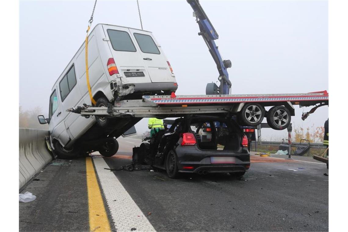 29 Verletzte bei Massencrash auf A7 Während der Rettungsarbeiten war die A7 zwischen den Ausfahrten Marktbreit und Kitzingen in Richtung Norden zeitweise gesperrt. Foto: Karl-Josef Hildenbrand/dpa