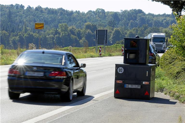 Während der Testphase stand der Blitzeranhänger unter anderem an der B14 in Waldrems. Gleich in der ersten Woche hat das Messgerät dort mehr als 1200 Geschwindigkeitsverstöße in beiden Fahrtrichtungen registriert. Archivfoto: Alexander Becher