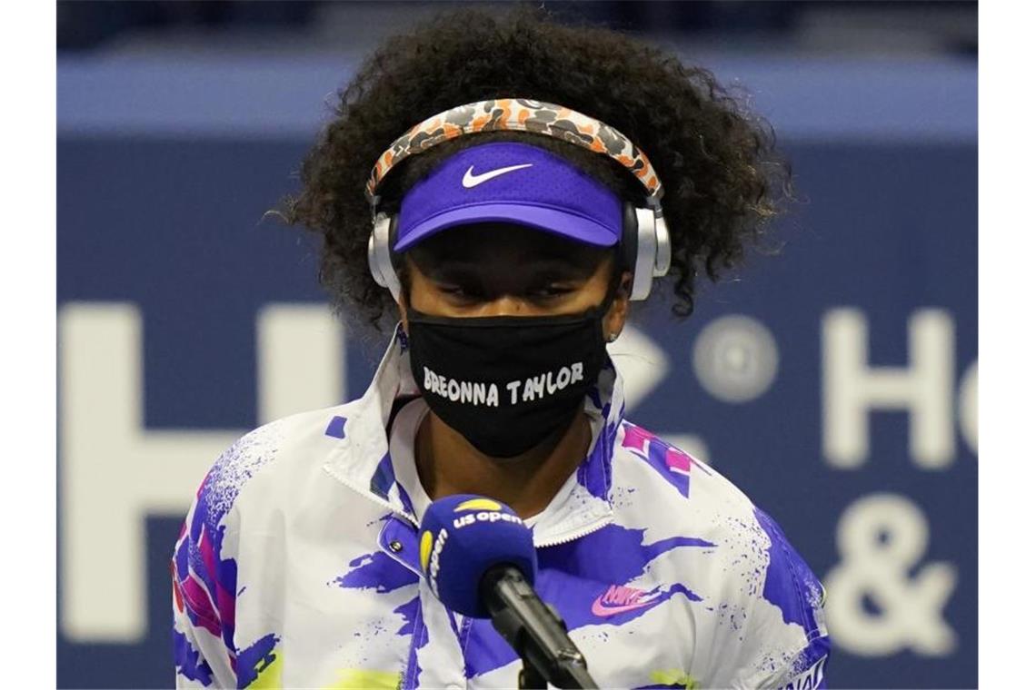 Während der US Open trug Naomi Osaka bei jedem ihrer sieben Spiele jeweils den Namen eines Opfers der US-Polizei auf ihrer Maske. Foto: Frank Franklin/AP/dpa