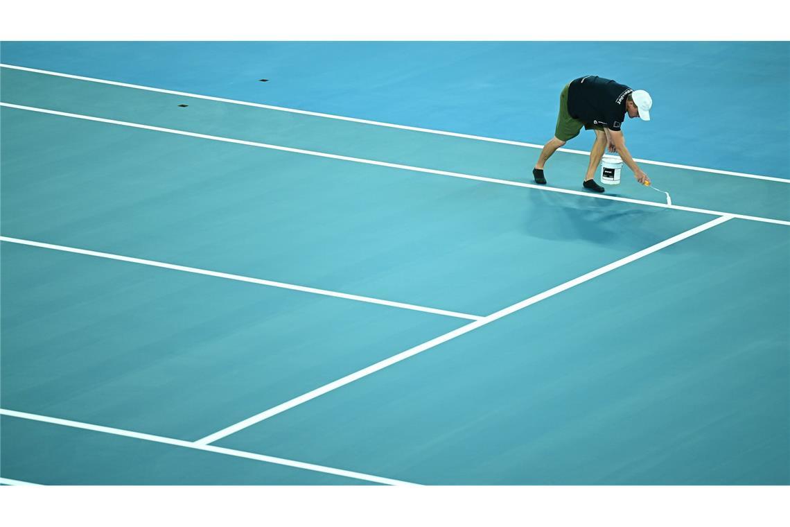 Während der Vorbereitungen für die Australian Open 2026 werden die Linien auf das Spielfeld aufgemalt.