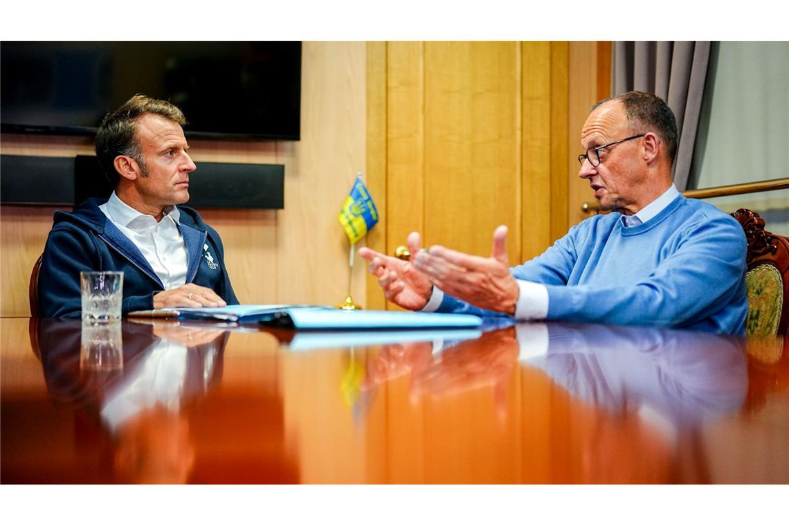 Merz mit Macron und Starmer auf dem Weg nach Kiew Während der Zugfahrt berät sich der Kanzler mit Frankreichs Präsident. Sie wollen unter anderem eine 30-tägige Waffenruhe für den Krieg in der Ukraine erreichen.