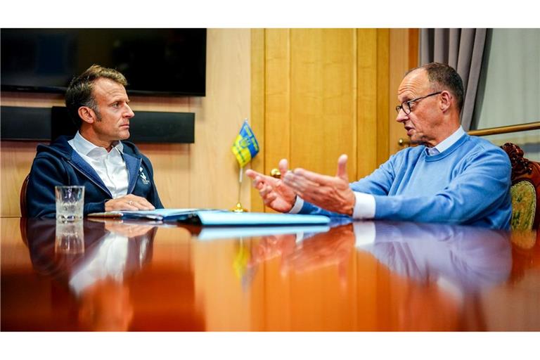 Während der Zugfahrt berät sich der Kanzler mit Frankreichs Präsident. Sie wollen unter anderem eine 30-tägige Waffenruhe für den Krieg in der Ukraine erreichen.