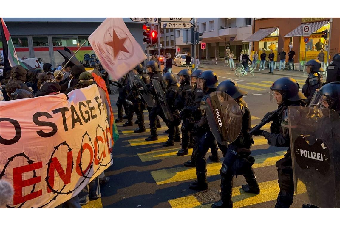 ESC: Zwischenfall am Rande von Israels Auftritt Während des Auftritts von Israel liefen auf der Straße weiter Demonstrationen.