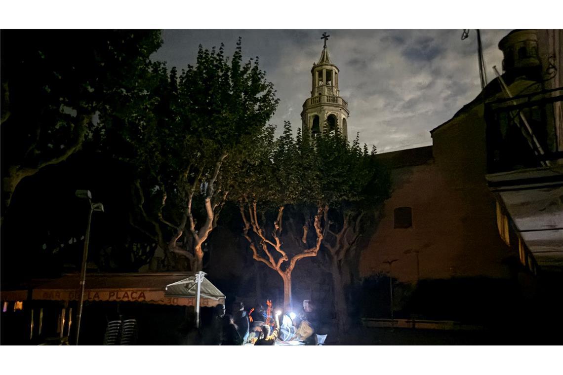 Während des Blackouts sitzen Gäste eines Straßencafés in der Kleinstadt Premià de Mar bei Barcelona im Licht von Taschenlampen und trinken lauwarmes Bier. (Archivbild)