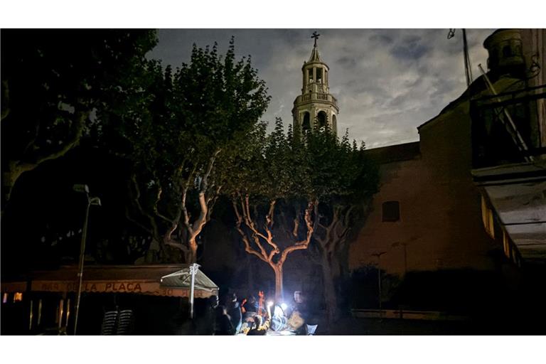 Während des Blackouts sitzen Gäste eines Straßencafés in der Kleinstadt Premià de Mar bei Barcelona im Licht von Taschenlampen und trinken lauwarmes Bier. (Archivbild)