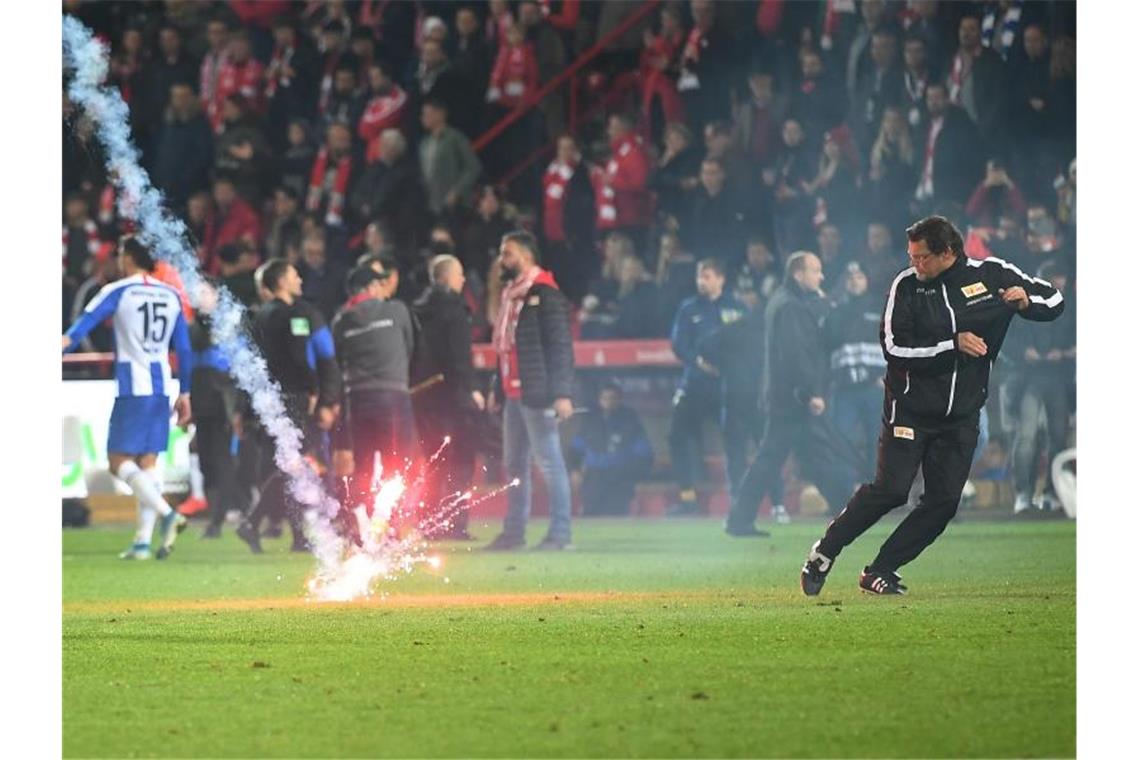 Während des Derbys zwischen Union Berlin und Hertha BSC kam es zu schweren Zwischenfällen. Foto: Britta Pedersen/zb/dpa