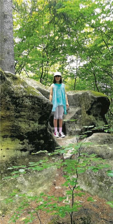 Während des Dreißigjährigen Kriegs soll der Urbacher Pfarrer von dieser Naturkanzel gepredigt haben. Das Naturdenkmal steht zwischen zwei Klingen. Foto: J. Stütz