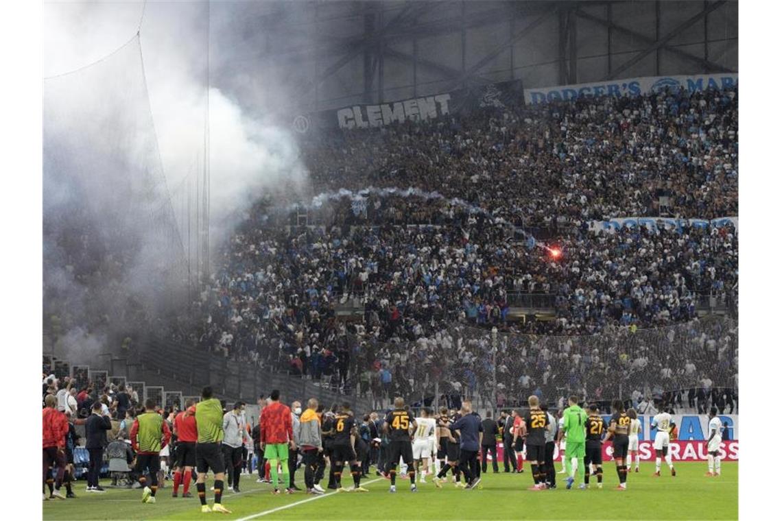 Pyros, Polizisten, Festnahmen: Wieder Randale in Frankreich Während des Fußballspiels der Europa League Gruppe E zwischen Marseille und Galatasaray ist es zu schweren Ausschreitungen gekommen. Foto: Daniel Cole/AP/dpa