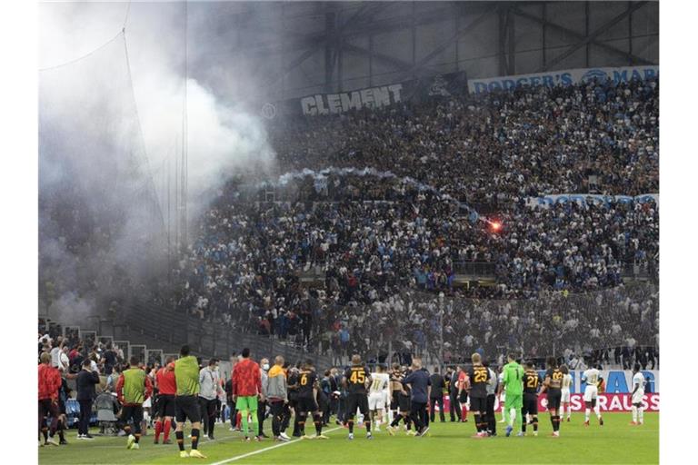 Während des Fußballspiels der Europa League Gruppe E zwischen Marseille und Galatasaray ist es zu schweren Ausschreitungen gekommen. Foto: Daniel Cole/AP/dpa