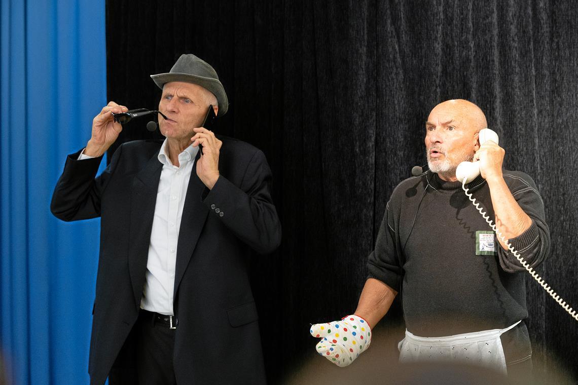 Theaterstück zu Schockanrufen: Mit Humor gegen den Trickbetrug Während des Stücks schlüpft Schauspieler Paul Mejzlik (links) in die Rolle des Trickbetrügers. Werner Mast spielt den ahnungslosen Backnanger Herr Denzinger. Foto: Alexander Becher