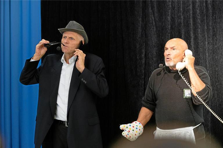 Während des Stücks schlüpft Schauspieler Paul Mejzlik (links) in die Rolle des Trickbetrügers. Werner Mast spielt den ahnungslosen Backnanger Herr Denzinger. Foto: Alexander Becher