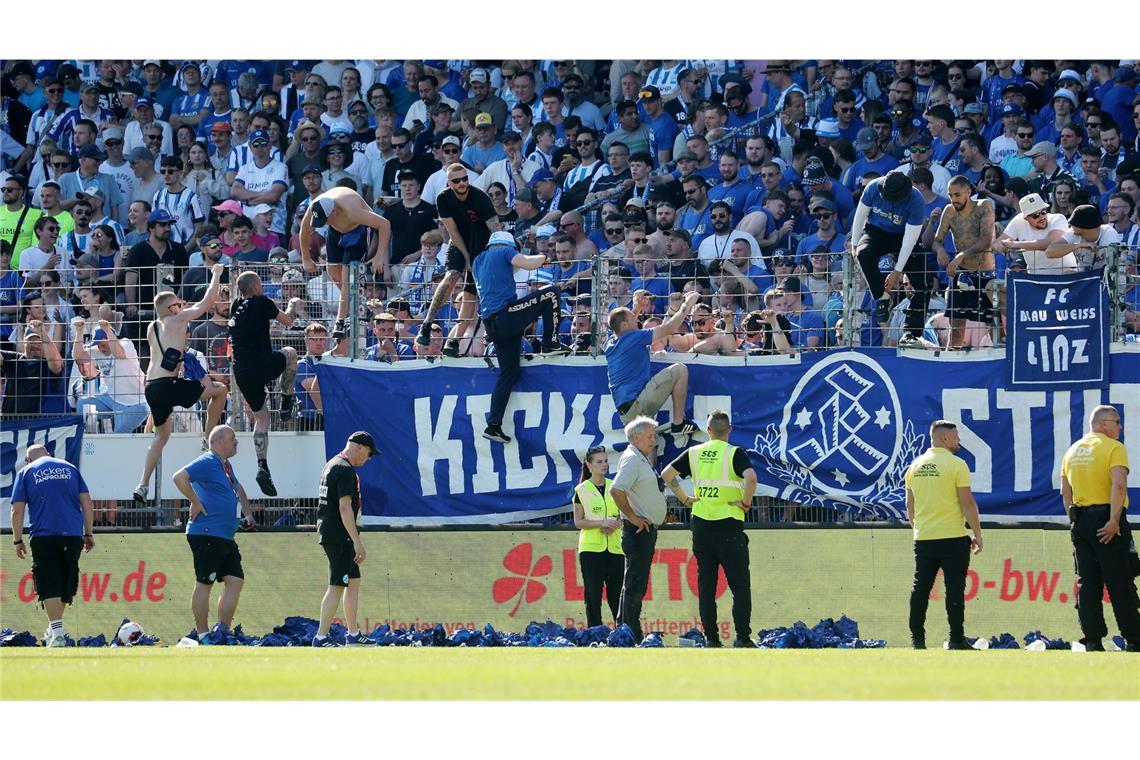 Während des WFV-Pokal-Spiels kletterten einzelne Kickers-Fans über den Zaun.