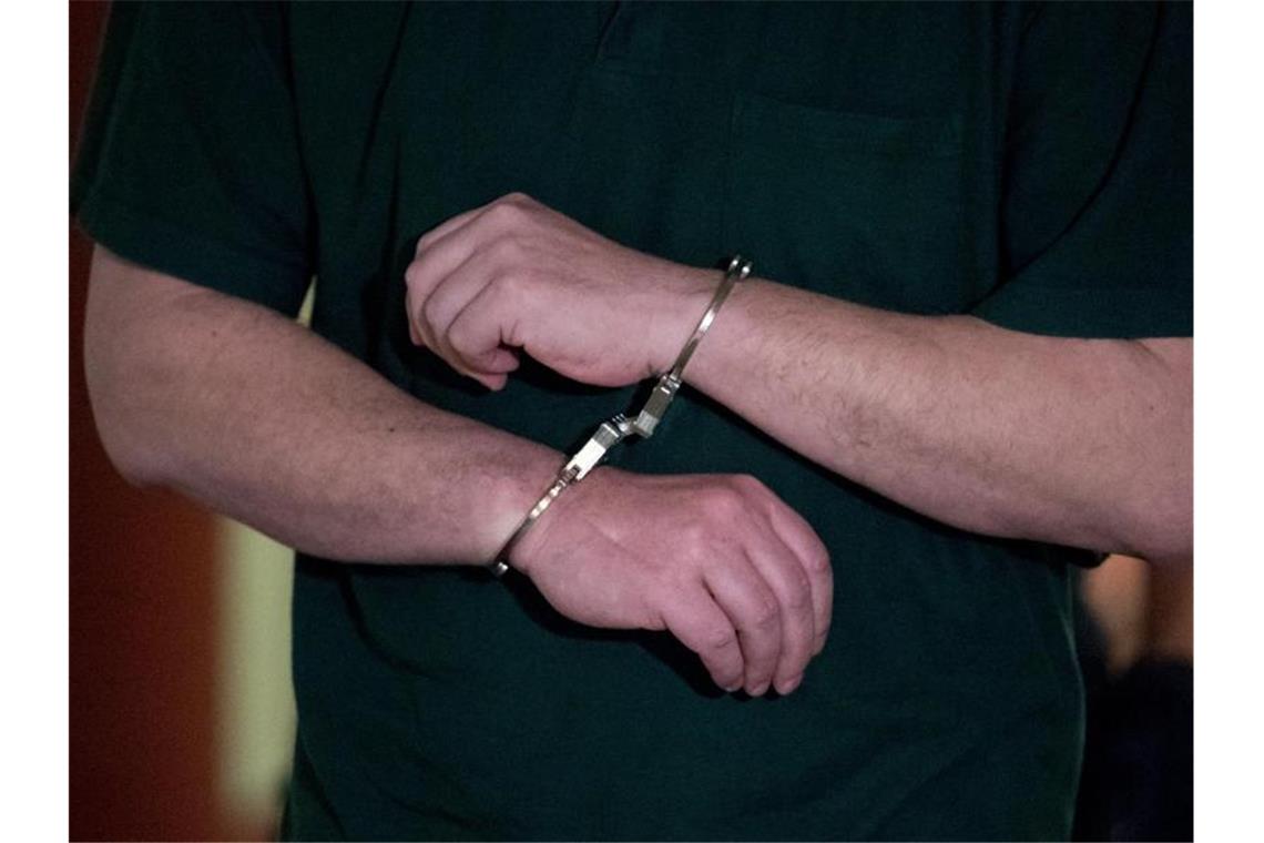 Studie: AfD schürt systematisch Furcht vor Zuwanderern Während die AfD das Bild zulasten ausländischer Straftäter verzerre, werfe sie Medien gleichzeitig vor, Ausländerkriminalität zu unterschlagen, so die Wissenschaftler. Foto: Hendrik Schmidt/Symbol