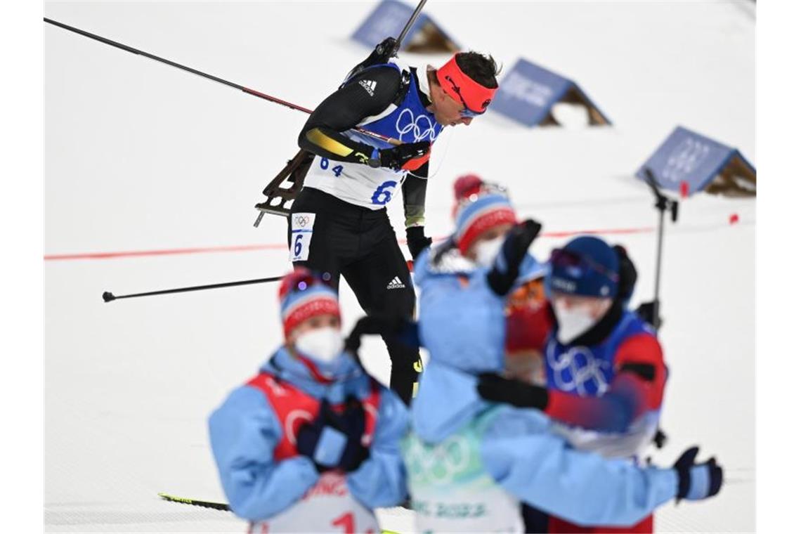 Deutscher Olympia-Start: Althaus' Silber - Pechsteins Glück Während die Biathleten aus Norwegen jubeln kommt Philipp Nawrath (hinten) ins Ziel. Foto: Hendrik Schmidt/dpa-Zentralbild/dpa