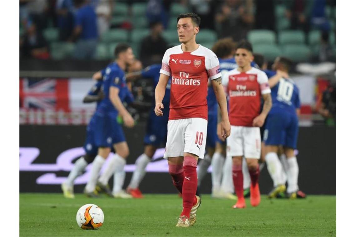 Titeltraum für Özil und Co. geplatzt - Chelsea feiert Während die Chelsea-Profis das Tor zum 1:0 feiern, schaut Arsenals Mesut Özil enttäuscht drein. Foto: Arne Dedert