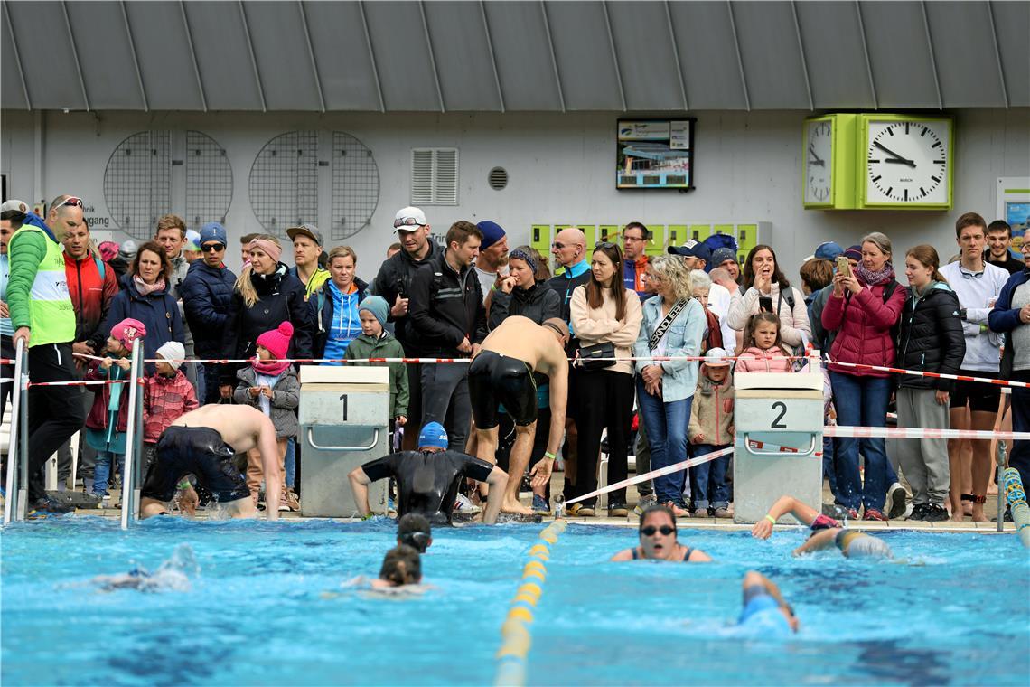 Während die einen noch schwimmen, haben es die anderen hinter sich und klettern ...