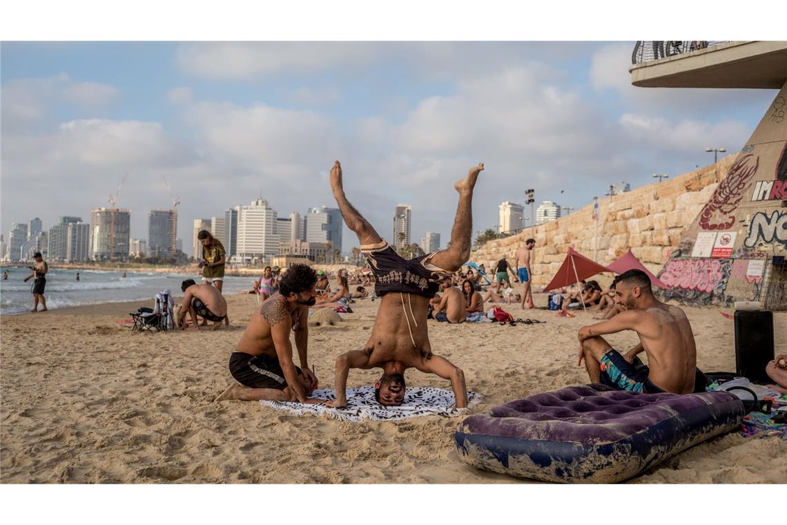 Bilder des Tages Während die gegenseitigen Angriffe zwischen Israel und dem Iran andauern, sind Menschen in Tel Aviv am Strand und genießen die Sonne und das Meer.