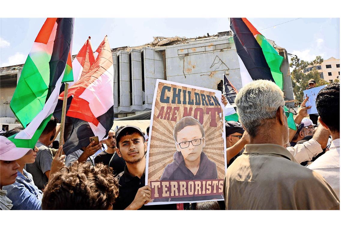 Während die israelische Arme ihre Offensive gegen Gaza-Stadt begann, demonstrierten Palästinenser dort am Donnerstag für ein Ende des Krieges.