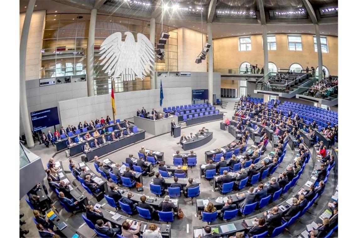 Während die Kliniken kurz vor der Überlastung sind, berät der Bundestag über die bundesweite Notbremse. Foto: Michael Kappeler/dpa