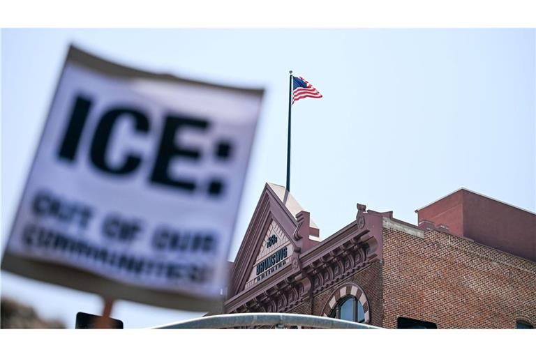 Während die US-Regierung weitere Soldaten mobilisiert, wird in Los Angeles weiter demonstriert.
