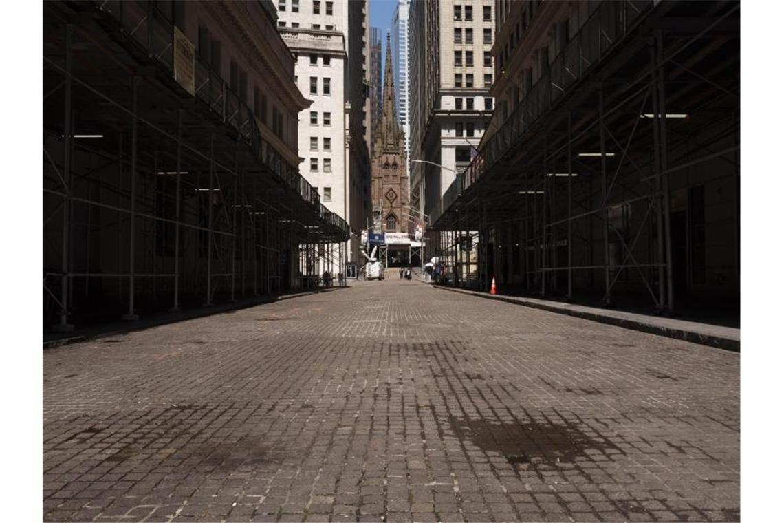 Investoren an US-Börsen heißen Lockerungen willkommen Während die Wall Street nahezu menschenleer ist, steigen die Kurse wieder an. Foto: Mark Lennihan/AP/dpa