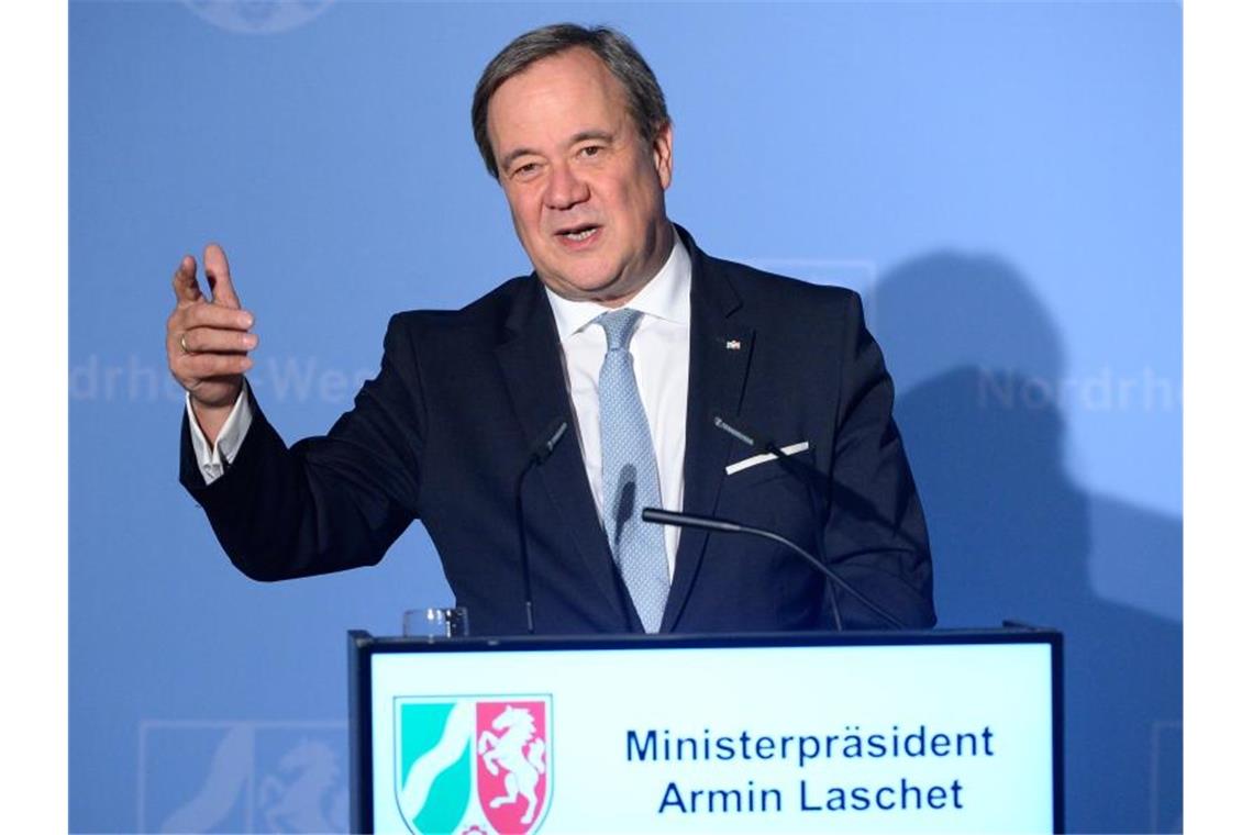 Kann Laschet Kanzler? Halbzeit für Schwarz-Gelb in NRW Während die Zufriedenheit mit der schwarz-gelben Landesregierung deutlich gesunken ist, genießt Ministerpräsident Armin Laschet (CDU) so viel Rückhalt in der Bevölkerung wie noch nie. Foto: Roberto Pfeil/dpa