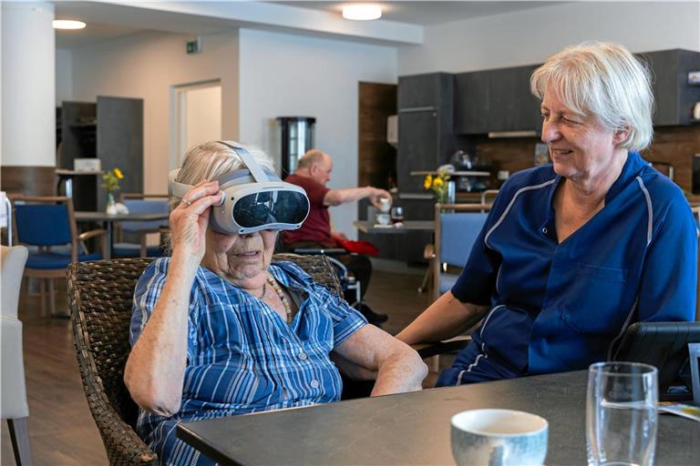 Während eine Bewohnerin die VR-Brille testet, wartet Betreuungskraft Lydia, die ihren Nachnahmen nicht preisgeben will, gespannt darauf, was die Seniorin auf ihrer virtuellen Reise erlebt hat. Fotos: Jörg Fiedler