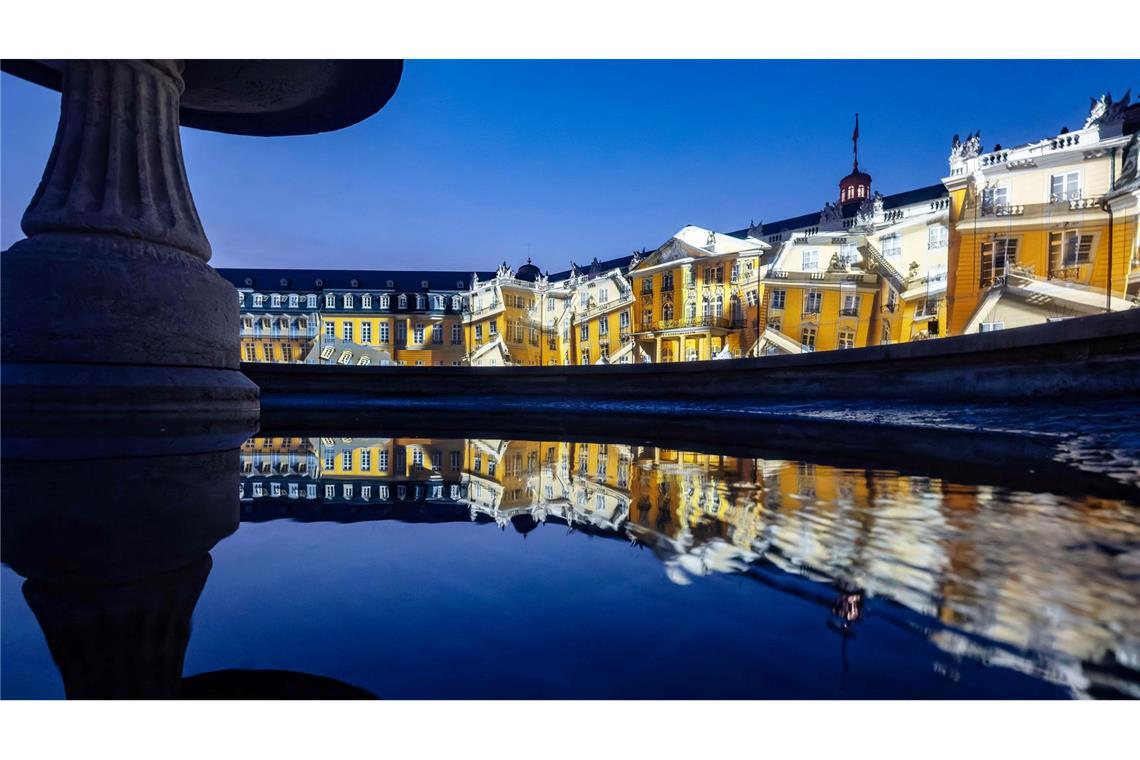 Bilder des Tages Während einer Probe zu den Schlosslichtspielen Karlsruhe 2025 wird die Projektion „Science for Impact (2025)“ von Los Romeras gezeigt.