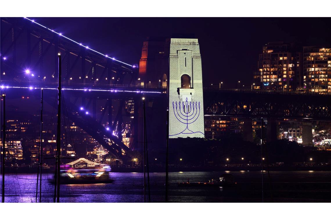 Während einer Schweigeminute wurde ein Chanukkaleuchter auf einen Pfeiler der Sydney Harbour Bridge projiziert.