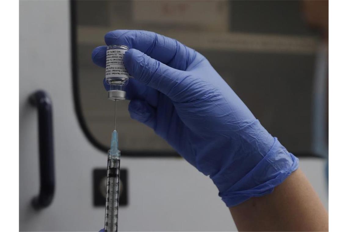 Während einer Studie wird im Herbst 2020 in London eine Dosis mit dem Corona-Impfstoff von Novavax vorbereitet. Foto: Alastair Grant/AP/dpa