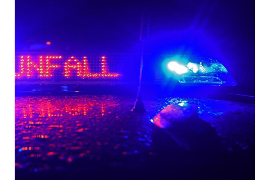 Stoppschild missachtet: Autofahrer verletzt, Hund tot Während einer Unfallaufnahme spiegelt sich der Schriftzug „Unfall“ auf dem Dach eines Polizeiwagens. Foto: Stefan Puchner/dpa/Symbolbild