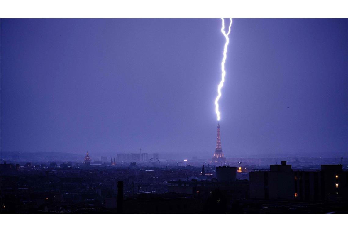 Während eines Gewitters schlägt ein Blitz in den Eiffelturm ein.