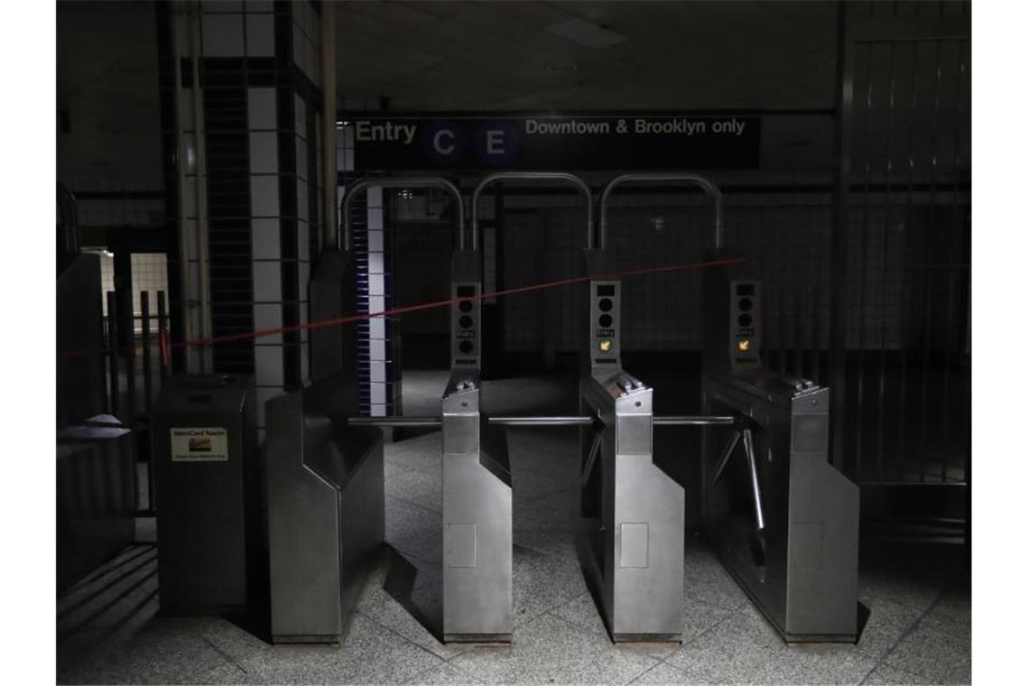 Während eines Stromausfalls in New ist der Eingang an der 50th Street Subway Station nur schwach beleuchtet. An einigen U-Bahn-Stationen in Manhattan wurde der Betrieb eingestellt. Foto: Michael Owens/AP