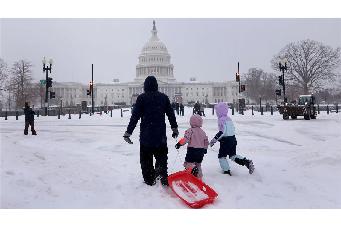 Während eines Wintersturms gehen Einwohner auf dem Capitol Hill Schlitten fahren.